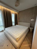 Спалня по поръчка с тапицирано легло и дървесни акценти