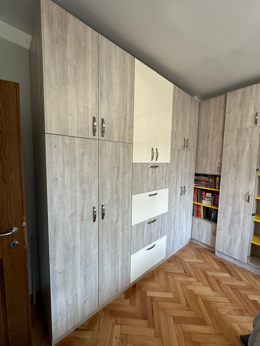 Спалня по поръчка с гардероби, ТВ зона и бюро