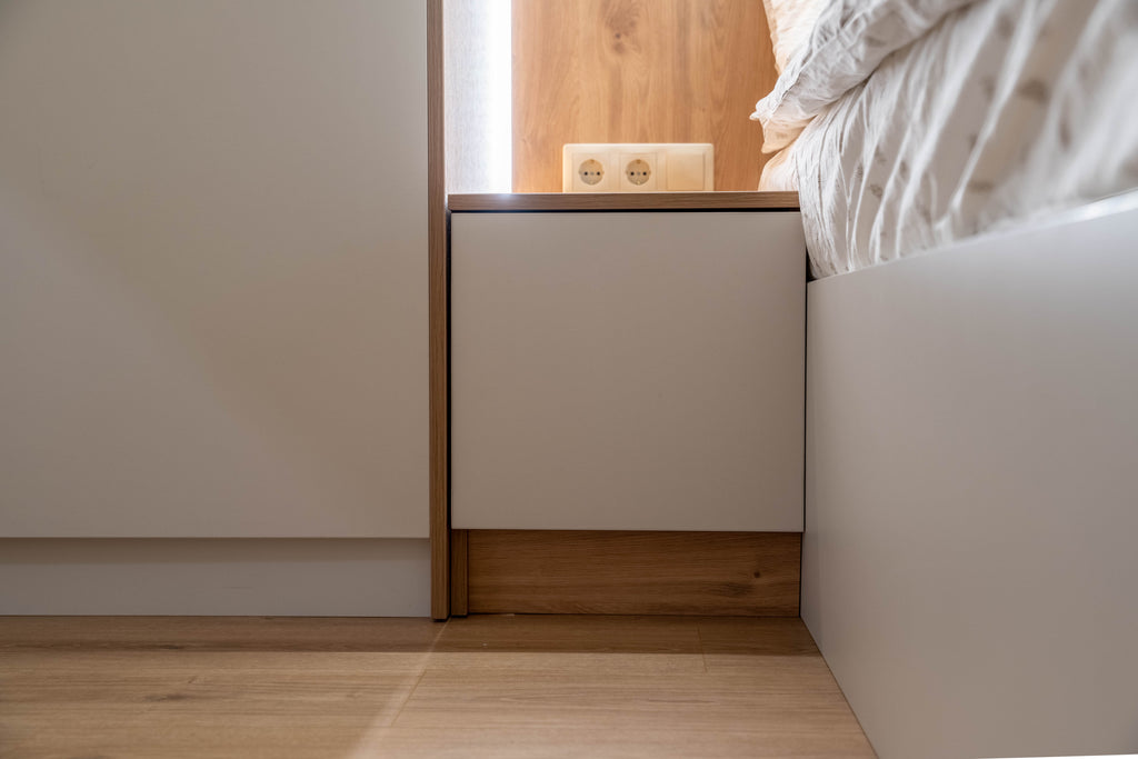 Спалня по поръчка с LED осветление и стенен панел